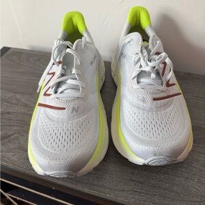 Like new Fresh Foam X More v4 new balance running shoes